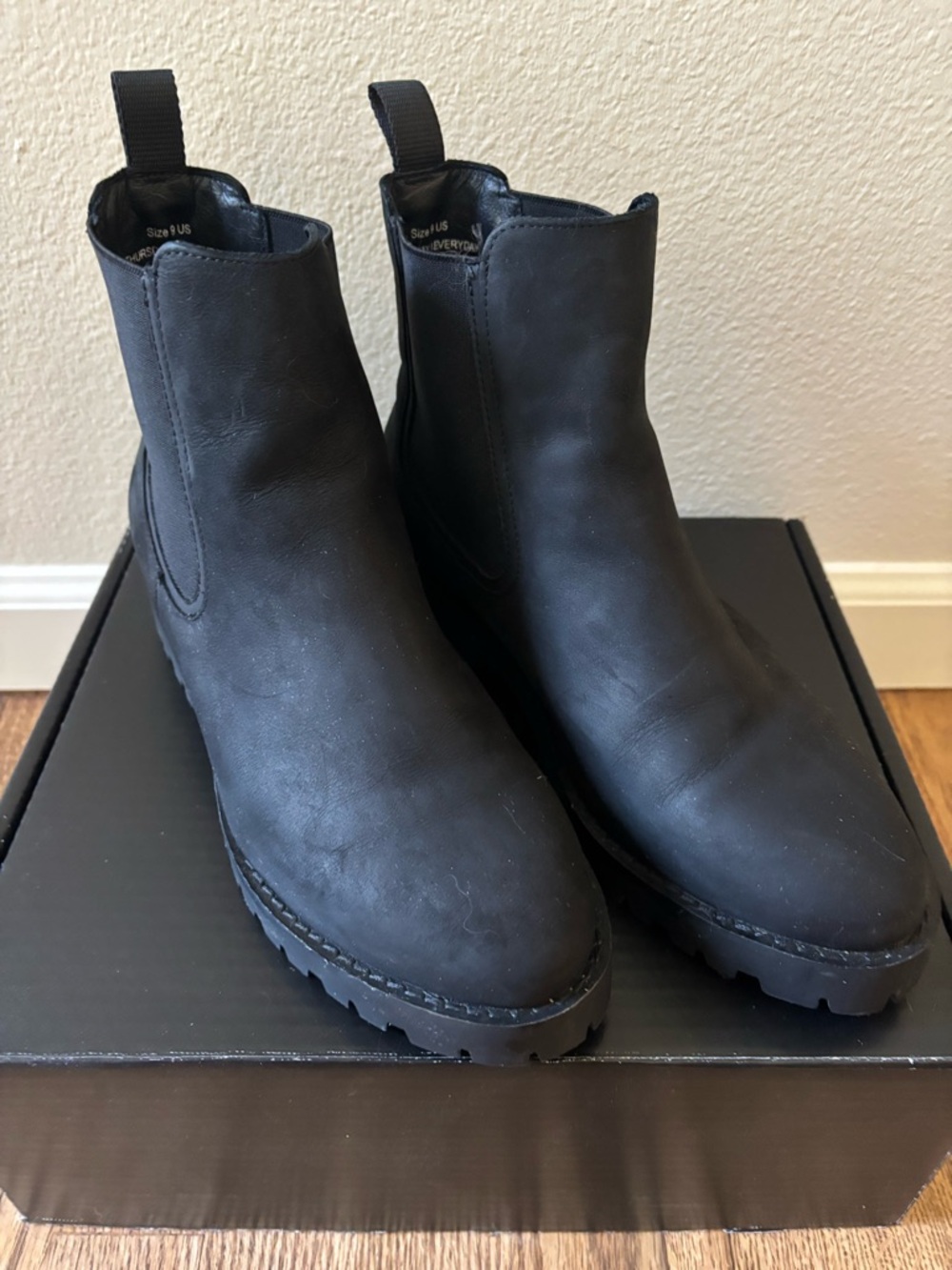 Thursday Boot Company Women’s Legend Chelsea Lug Boots - US 9
